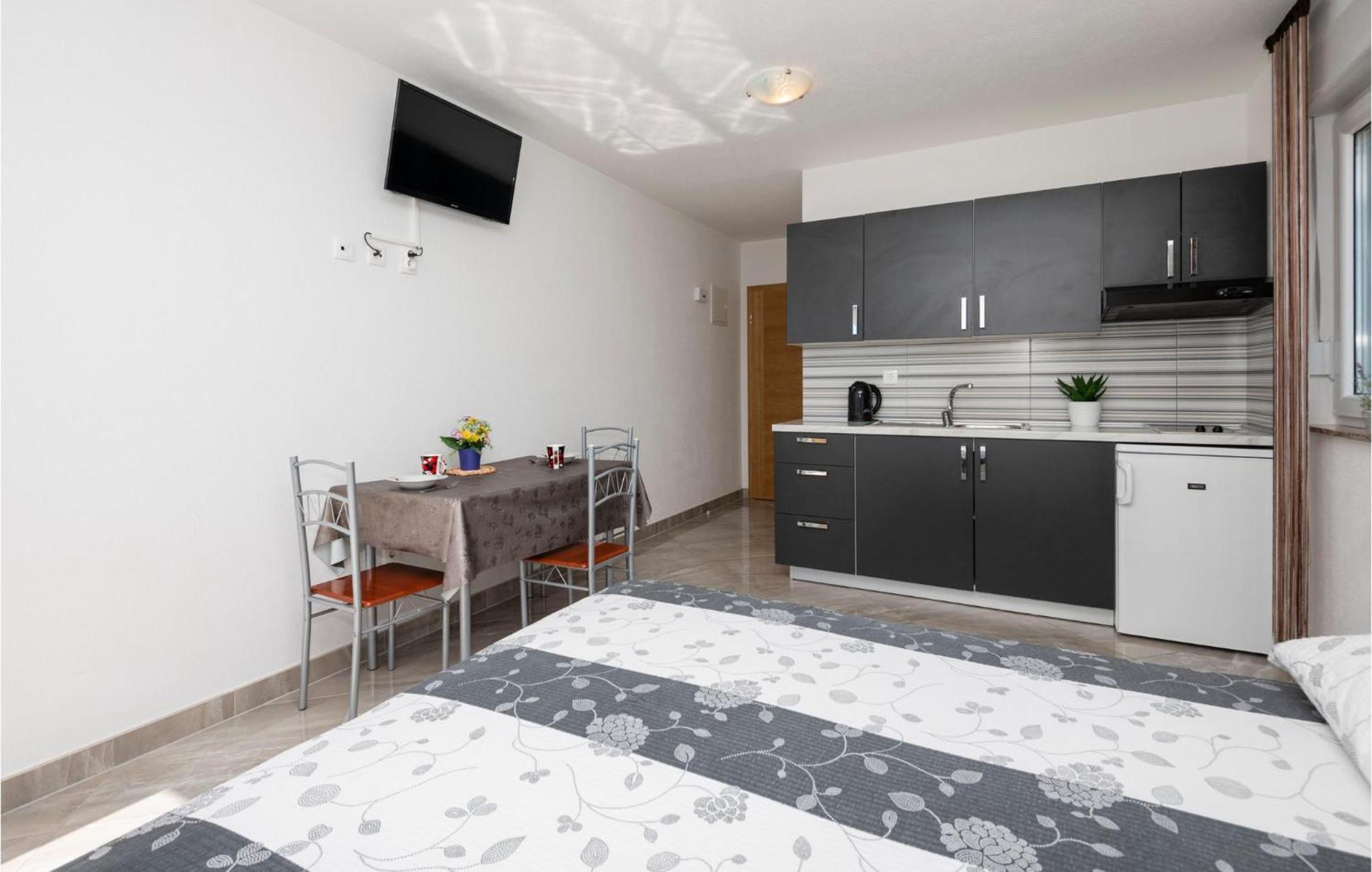Stunning Apartment In Krvavica With Kitchen Eksteriør billede